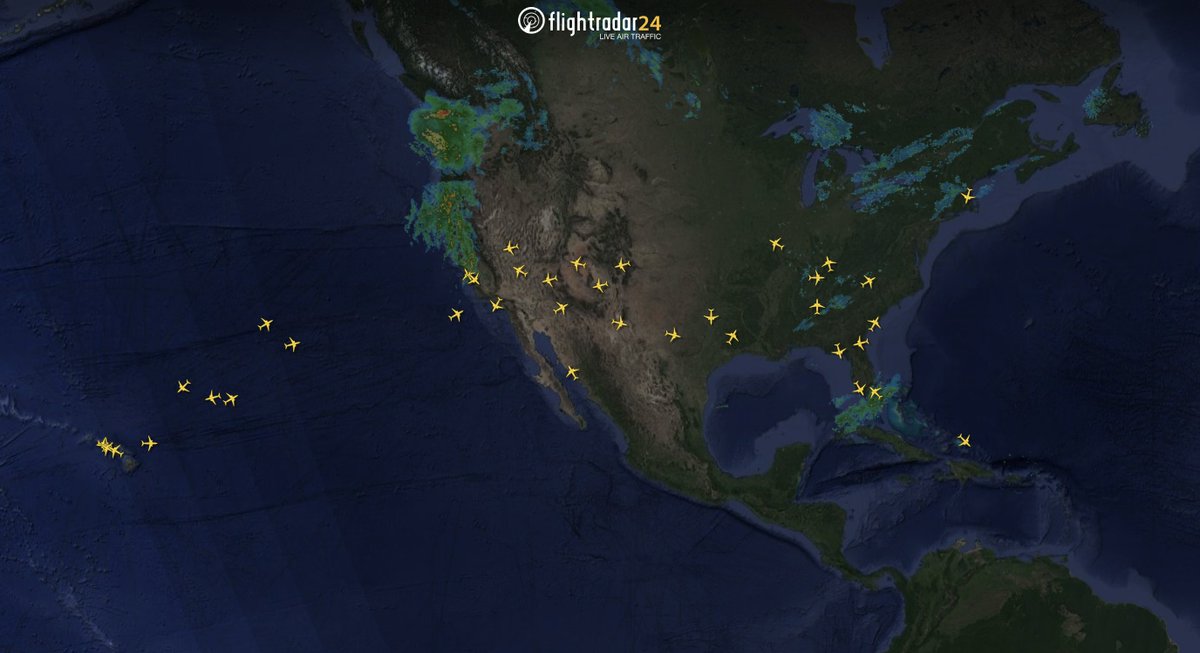 flightradar24's tweet image. Southwest had 440 flights in the air at the same time last week, compared to 38 right now.
