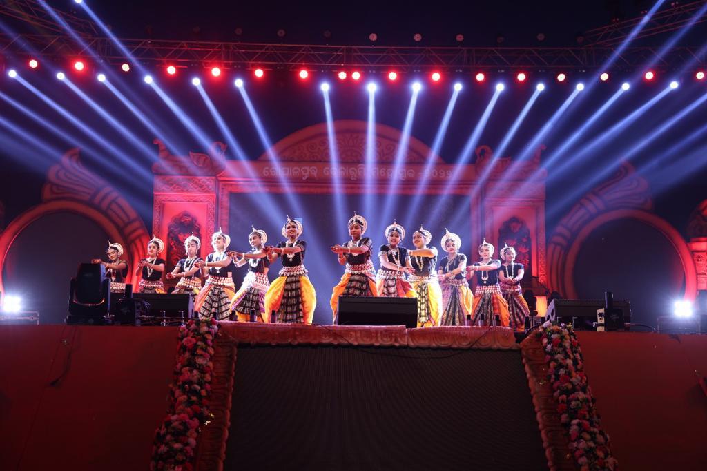 gopalpurfest's tweet photo. Glimpse of day 3, Gopalpur Beach Festival 2022.
@WhoSunilGrover
@rapperbigdeal
@Vcompany_india
#gopalpurbeachfestival #gopalpurbeachfestival2022 #gopalpurbeach #gopalpur #gopalpurfest #berhampur #ganjam #brahmapur #26thdec #bigdeal #rapperbigdeal #sunigrover #vdancegroup https://t.co/S6yJzm2MWn
