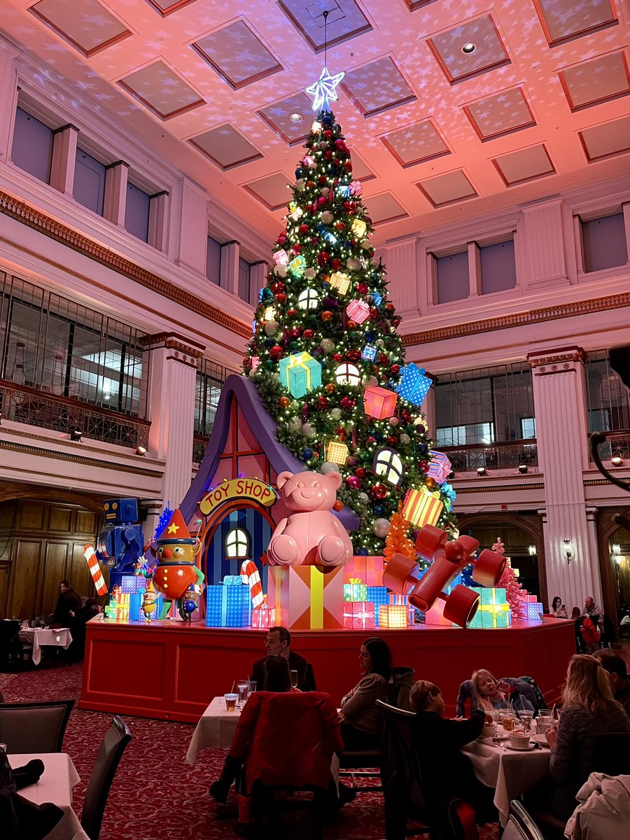 LaurelDelaney's tweet image. Good night @Macys #walnutroom #chicago #holidaytree