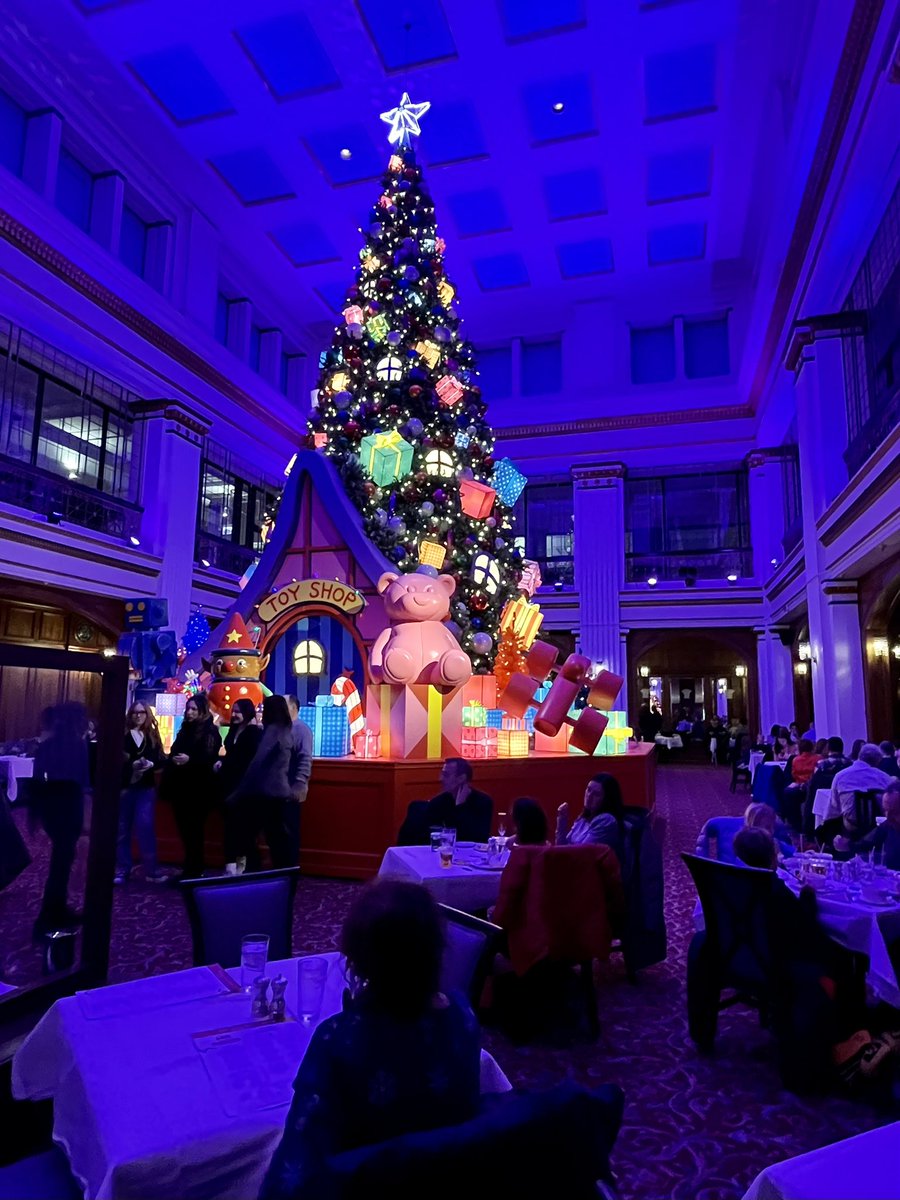LaurelDelaney's tweet image. Good night @Macys #walnutroom #chicago #holidaytree