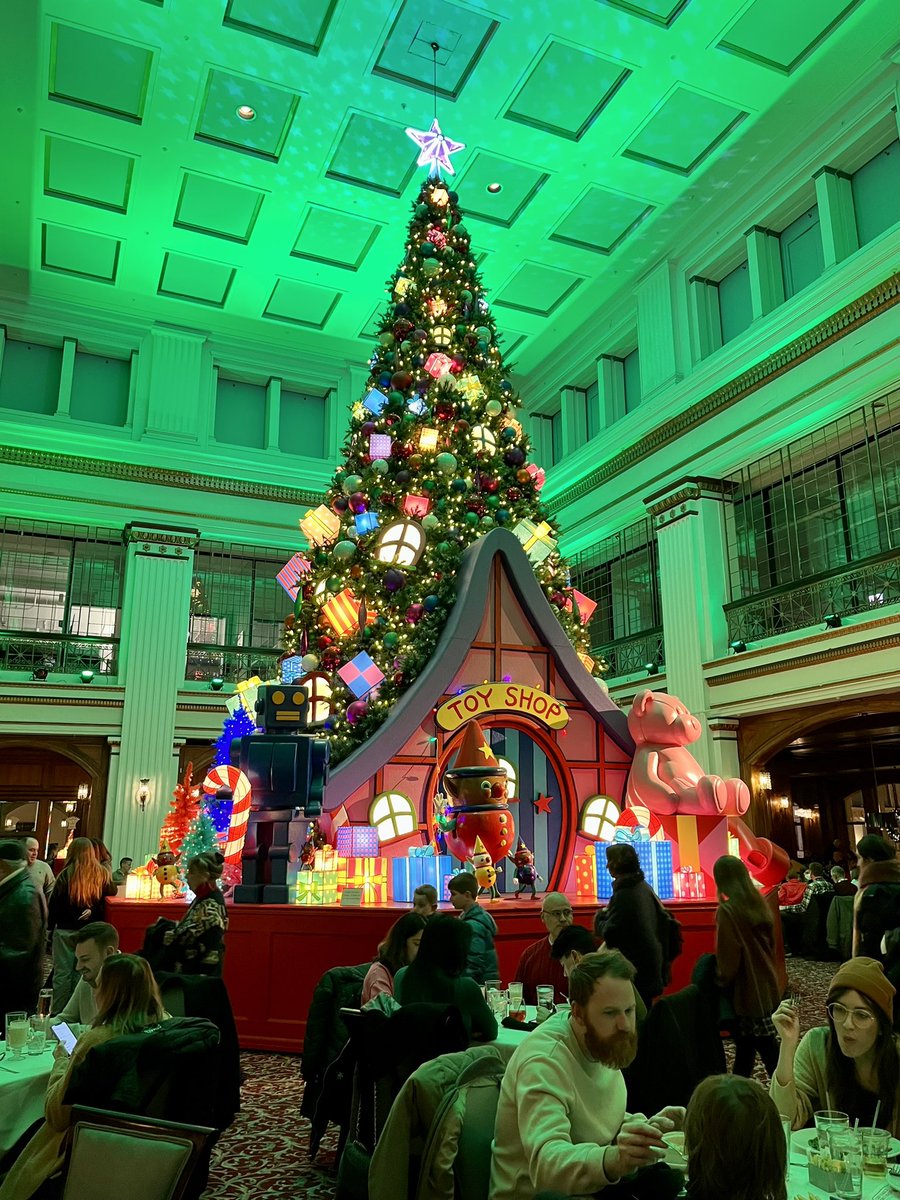 LaurelDelaney's tweet image. Good night @Macys #walnutroom #chicago #holidaytree