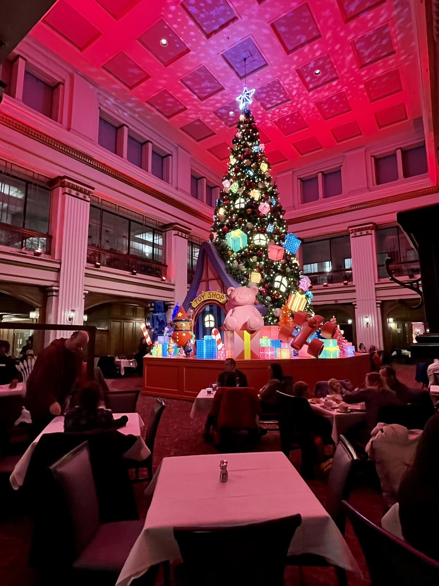 LaurelDelaney's tweet image. Good night @Macys #walnutroom #chicago #holidaytree