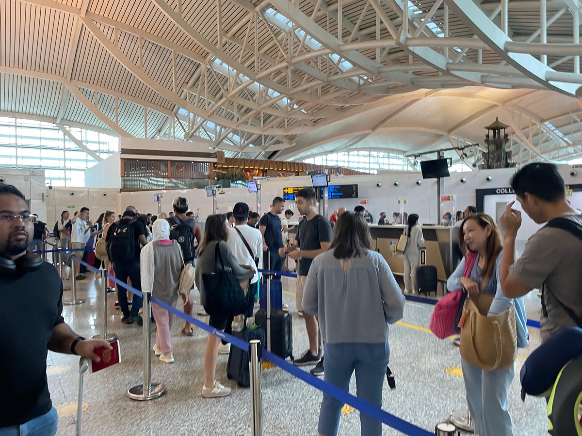 lalitasurabhi's tweet image. Fun queuing theory experience at the airport today. 2 queues for 8 service desks, one by one service only. Families not served together as a unit. I picked the shorter queue but ended up taking longer anyhow :( 
#gametheory #queuingtheory #queuekilinebhikabhilambithi