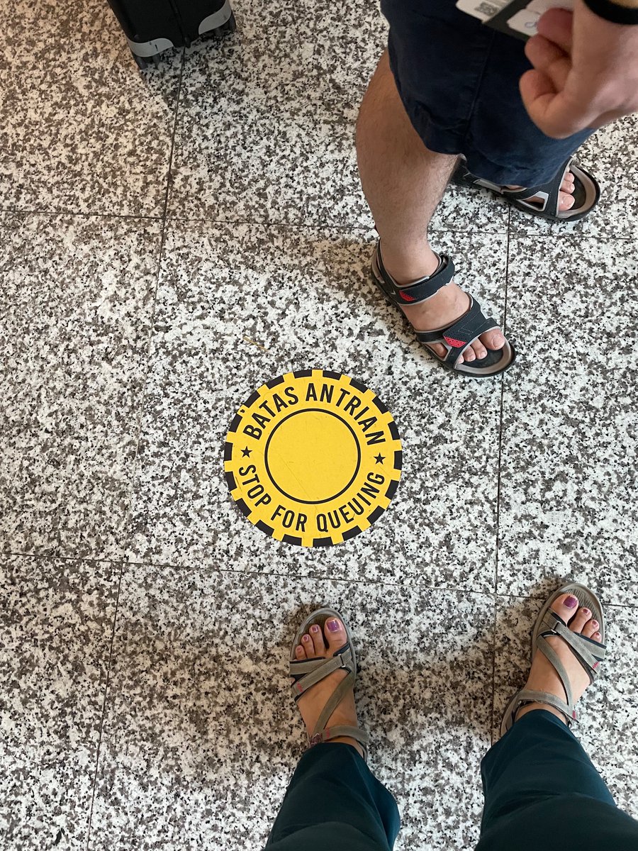 lalitasurabhi's tweet image. Fun queuing theory experience at the airport today. 2 queues for 8 service desks, one by one service only. Families not served together as a unit. I picked the shorter queue but ended up taking longer anyhow :( 
#gametheory #queuingtheory #queuekilinebhikabhilambithi