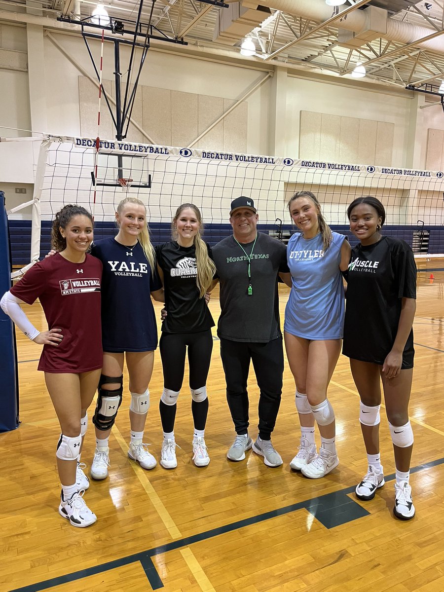 Missing a few, but man I sure do love it when they get to come back!! 💪🏼💚 #MuscleAlum <a href="/musclevb/">Muscle Volleyball</a> <a href="/Kaylee38P/">Kaylee Peterson</a> <a href="/HalleSherlock/">Halle Sherlock</a> <a href="/RileyBraziel/">riley braziel</a> <a href="/katelynncroshaw/">kate</a> <a href="/LondonHunt6/">London Hunt</a>