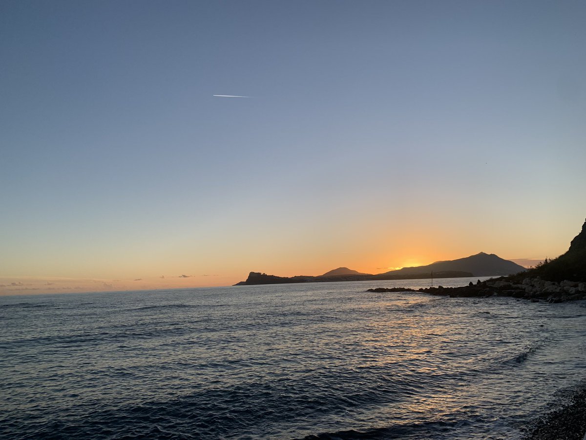 Il sole sorge, ricordandoci che il Natale è passato, ma il futuro è ancora davanti a noi con i suoi momenti di felicità, di gioia, di sofferenze, di preoccupazioni. Il futuro non è un tempo, è la vita !