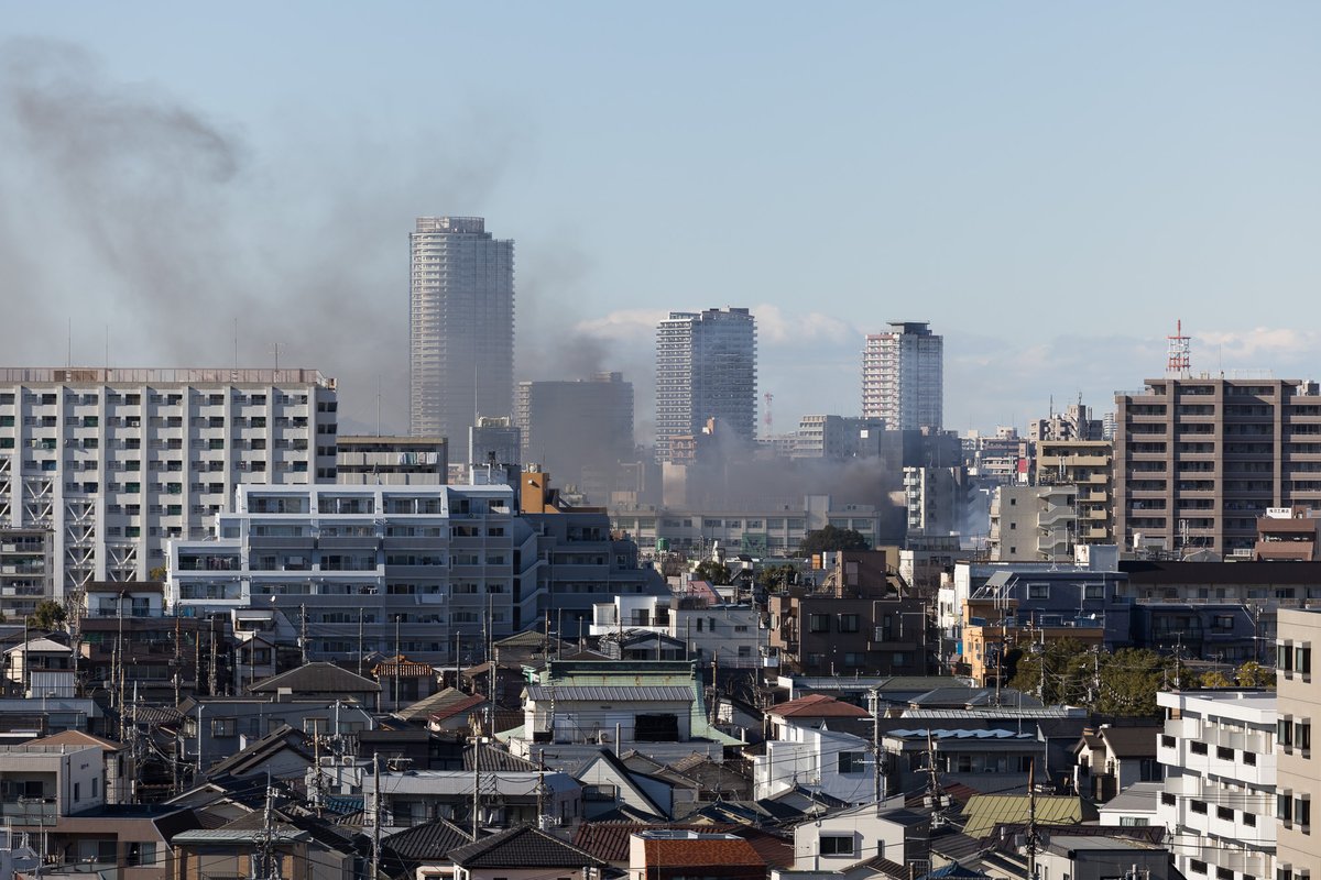 MHolmesPhoto's tweet photo. 近くで火事があったようだ。
#火事 #東京 #江戸川 #平井 #煙草

Looks like there is a fire near me.
#fire #tokyo #edogawa #Hirai #smoke https://t.co/xEKwQm85XP