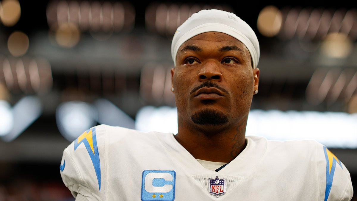 AroundTheNFL's tweet photo. Chargers safety Derwin James in concussion protocol, HC Brandon Staley says 

https://t.co/9W0mOsQ8Oe https://t.co/S7rXX6AoKr