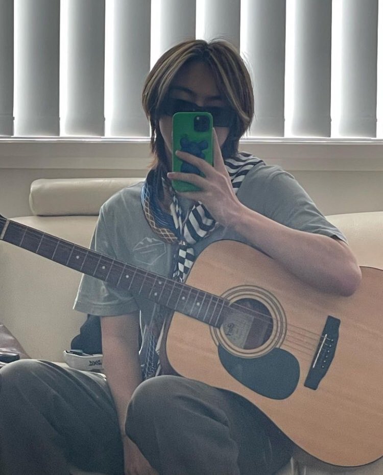 inkofwon's tweet photo. LEO WITH GUITAR IM NOT OKAY https://t.co/CLzqMzazc4