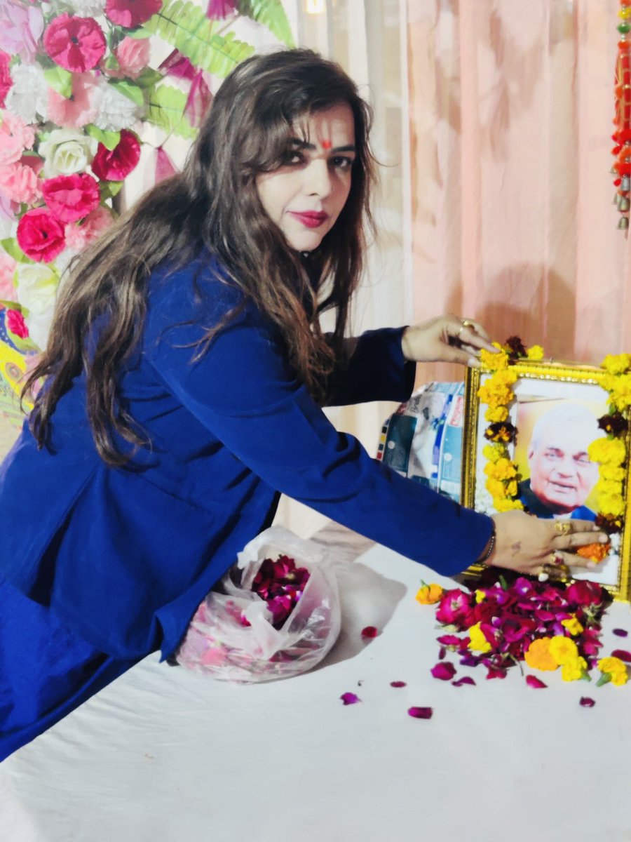 SumanDahiya_'s tweet image. भारत रत्न स्व. श्री  अटल बिहारी वाजपेयी जी पूर्व प्रधानमंत्री की जयंती को सुशासन दिवस के रूप मे बनाया गया।इस कार्यक्रम के मुख्य  अतिथि केद्रीय मंत्री रामदास अठावले जी व बॉबी पारेख जी रहे।मुझे वाजपेयी जी के नाम से साहित्य अवार्ड वितरण करने का सौभाग्य प्राप्त हुआ। आप सभी का धन्यवाद