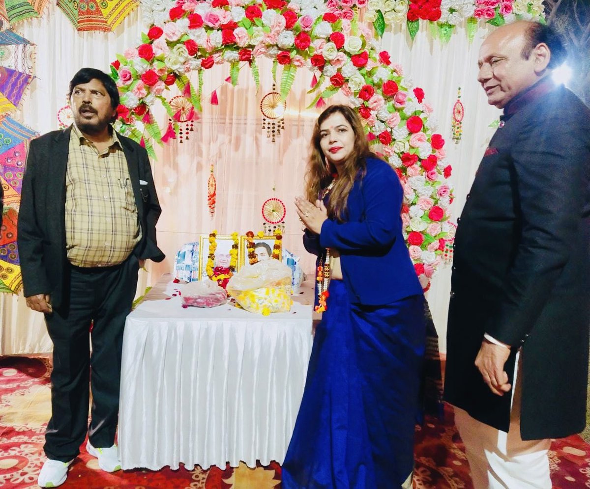 SumanDahiya_'s tweet image. भारत रत्न स्व. श्री  अटल बिहारी वाजपेयी जी पूर्व प्रधानमंत्री की जयंती को सुशासन दिवस के रूप मे बनाया गया।इस कार्यक्रम के मुख्य  अतिथि केद्रीय मंत्री रामदास अठावले जी व बॉबी पारेख जी रहे।मुझे वाजपेयी जी के नाम से साहित्य अवार्ड वितरण करने का सौभाग्य प्राप्त हुआ। आप सभी का धन्यवाद