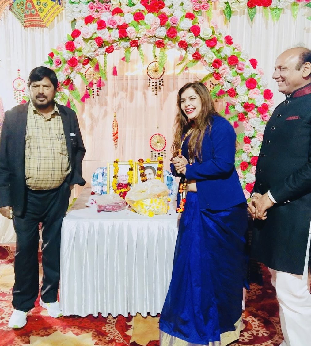 SumanDahiya_'s tweet image. भारत रत्न स्व. श्री  अटल बिहारी वाजपेयी जी पूर्व प्रधानमंत्री की जयंती को सुशासन दिवस के रूप मे बनाया गया।इस कार्यक्रम के मुख्य  अतिथि केद्रीय मंत्री रामदास अठावले जी व बॉबी पारेख जी रहे।मुझे वाजपेयी जी के नाम से साहित्य अवार्ड वितरण करने का सौभाग्य प्राप्त हुआ। आप सभी का धन्यवाद