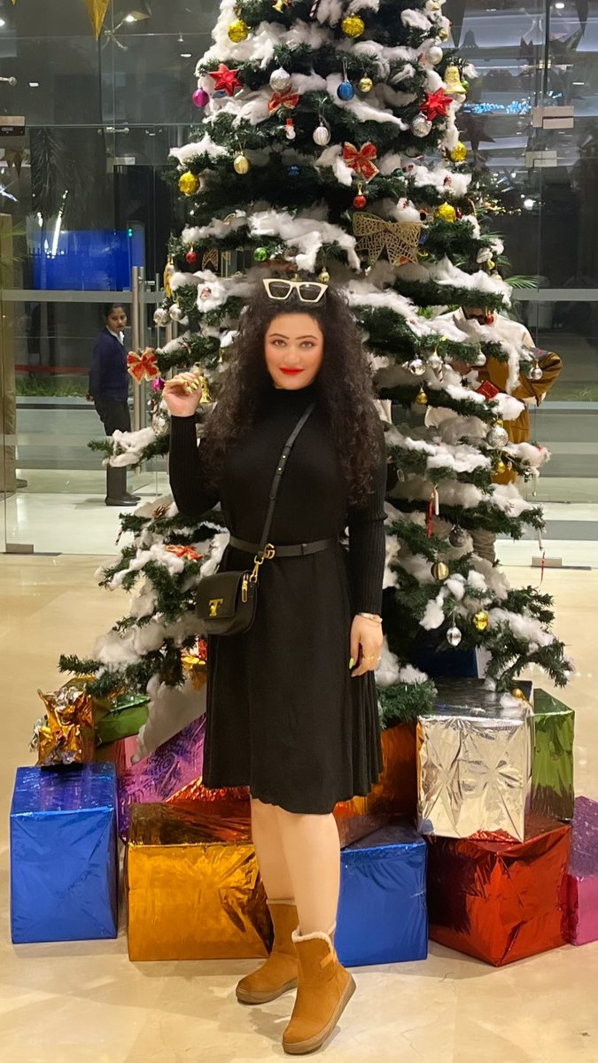 kckamini's tweet photo. I wish everyone a very very merry Christmas and a happy new year 🎊 https://t.co/BMYlF3uHy1