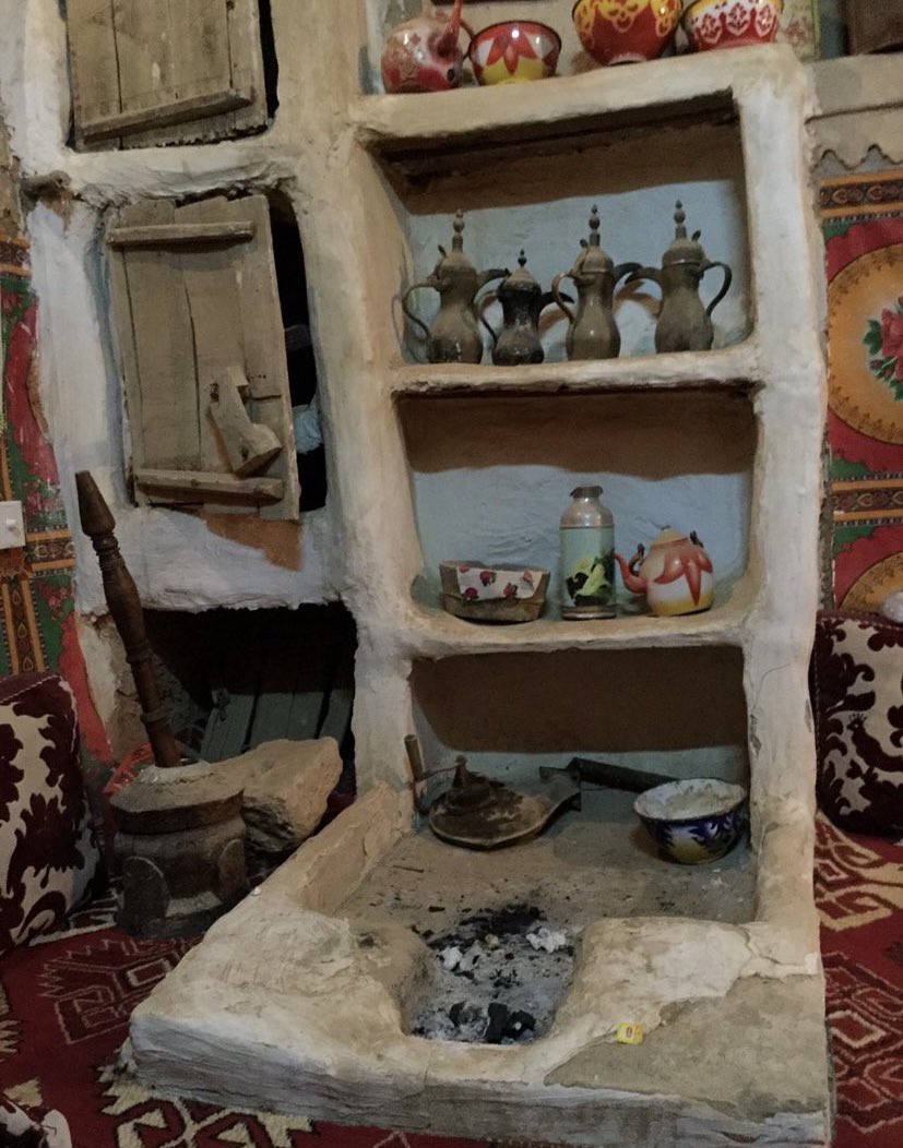 وانشد الدلّة عن أحوال الزمان
…… لو تتقّت عنّها « دهْم البشوت»!
هي تغشّى من خيوط الزعفران
…… أو تغشّى من خيوط العنكبوت !