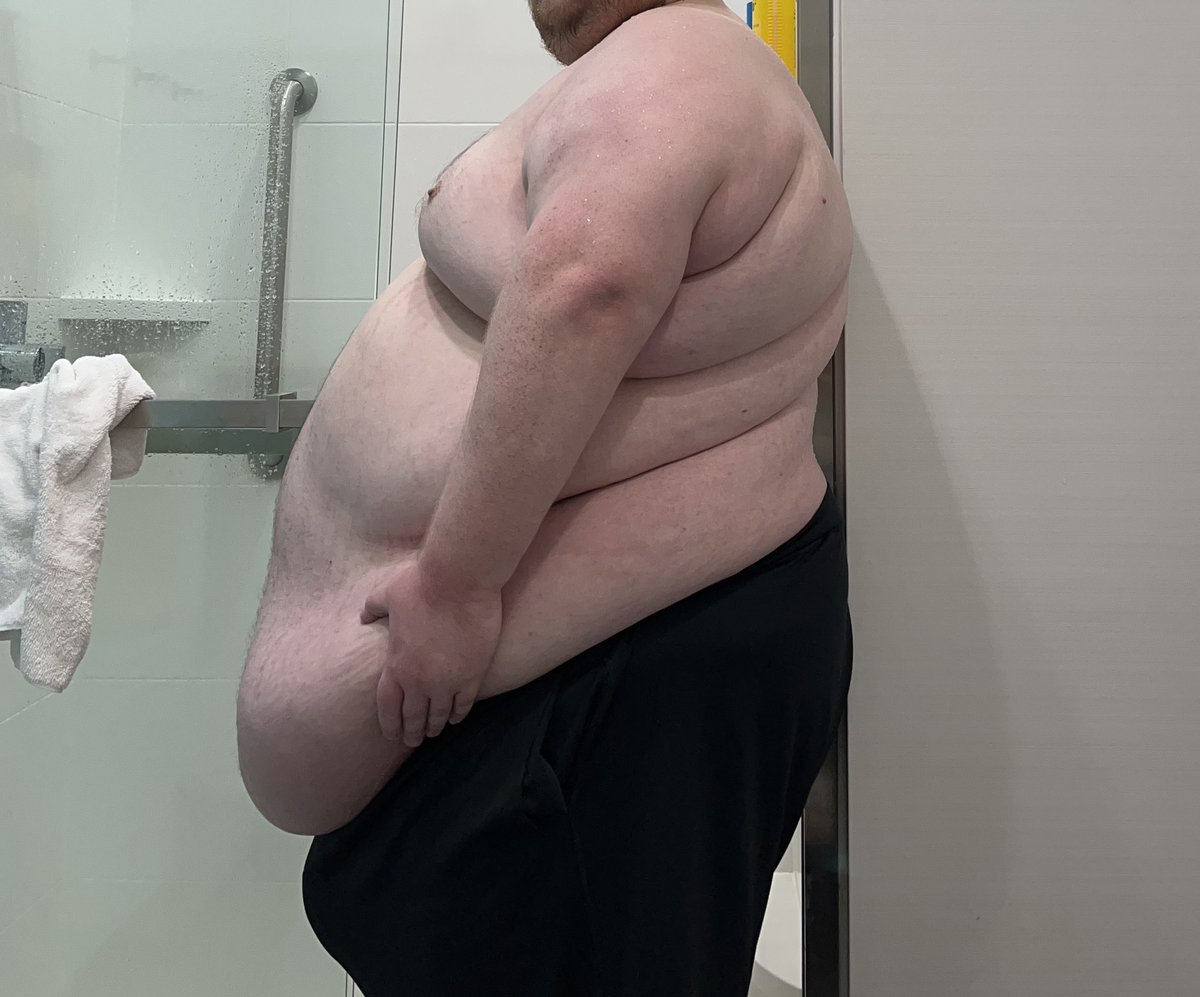 EngorgD's tweet photo. Fatphobic hotel shower https://t.co/StECM0qUgd