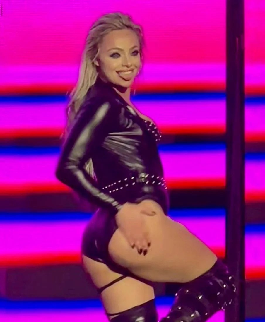 hotgirlsociety_'s tweet photo. Liv Morgan from MSG house show tonight 😋 https://t.co/c8pphtRK98