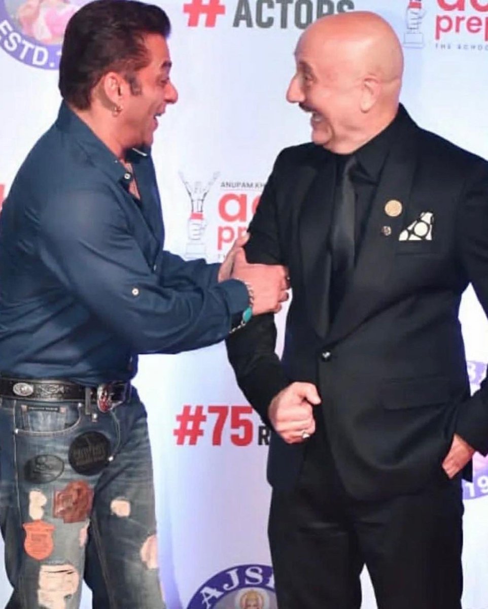 AnupamPKher's tweet photo. मेरे प्यारे और अज़ीज़ @BeingSalmanKhan ! जन्मदिन की बहुत बहुत बधाई और शुभकामनाएँ! भगवान तुम्हें लंबी और स्वस्थ उम्र दे। तुम लोगों में ख़ुशिया और प्यार बाँटते हो! हमेशा खुश रहो! आबाद रहो! ❤️🤗 #Salmankhan #Friend https://t.co/M2qUdwooEo