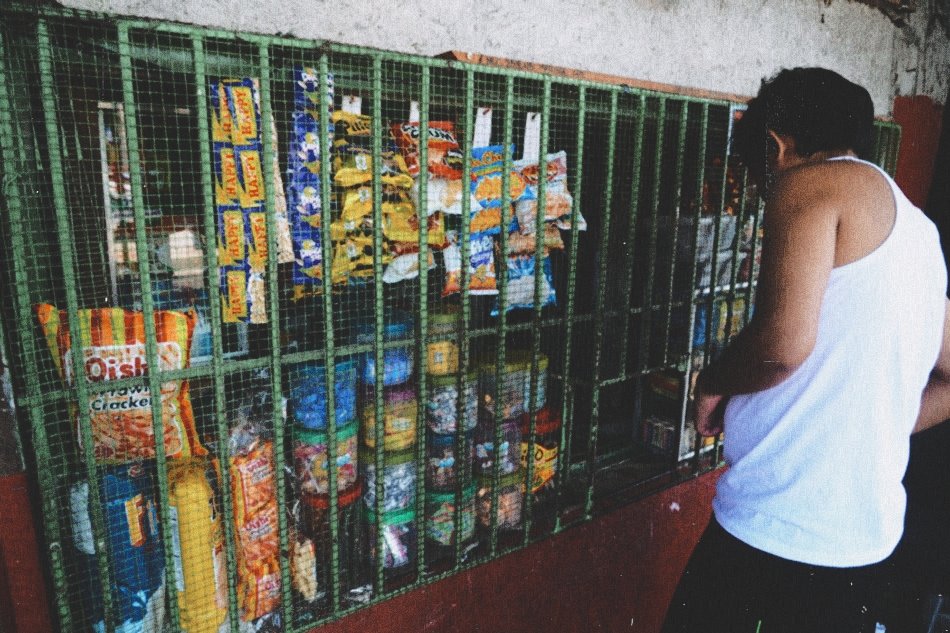Twotawsan01's tweet photo. Yung gusto mona tumigil sa pag iinom, kaso naisip mo pano naman yung pamilya na binibilan nyo ng alak na sa tindahan lang nila umaasa. https://t.co/emahpl7TxV
