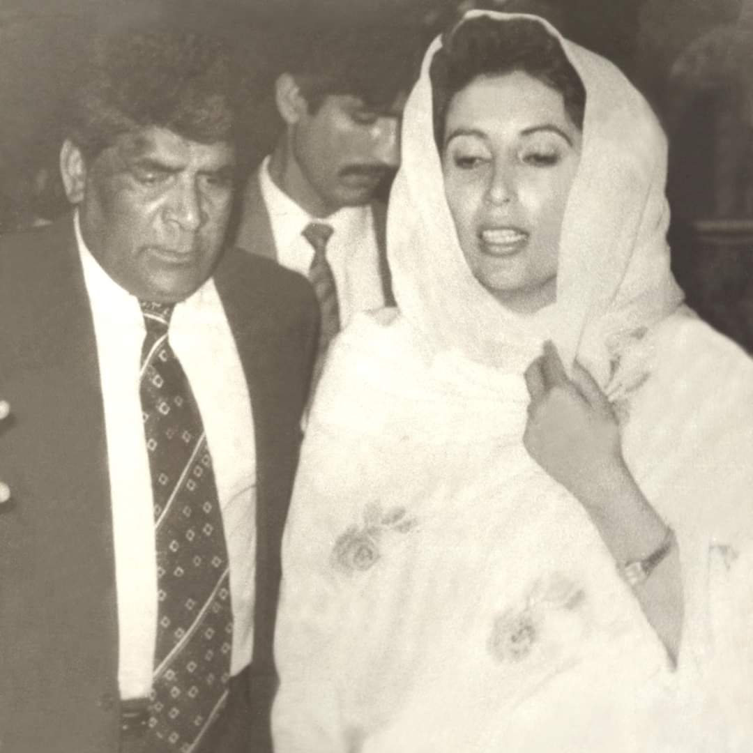 وہ جن کے ہوتے ہیں خورشید آستینوں میں
انہیں کہیں سے بلاو، بڑا اندھیرا ہے