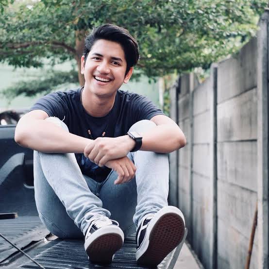 TorchStore's tweet photo. 3 Artis Tersandung Kasus Video Syur Di Duga Mirip Dengan Rezky aditya zikry Daulay dan Chevra https://t.co/1sT3Ci9tqa

#rezkyaditya #ZikriDaulay #chevra #zikrydaulay #VideoViral #Trending #viralindo https://t.co/MyDOTzog5x