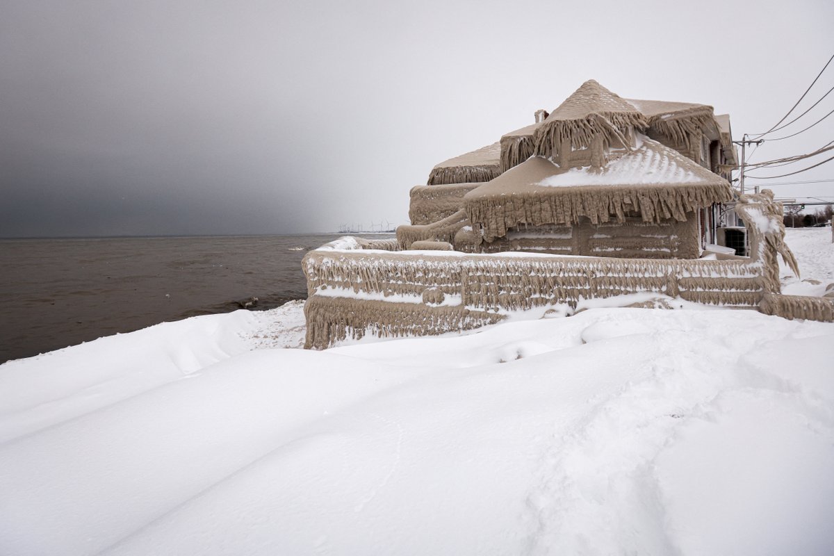 CBSNews's tweet photo. Millions of Americans have endured a winter storm that forecasters said was nearly unprecedented in its scope. These pictures show the ice that formed over a restaurant in Hamberg, New York from the spray of Lake Erie waves. https://t.co/twLVO3nOHK
๐ธ: Lindsey DeDario / Reuters https://t.co/9eRQAys33P