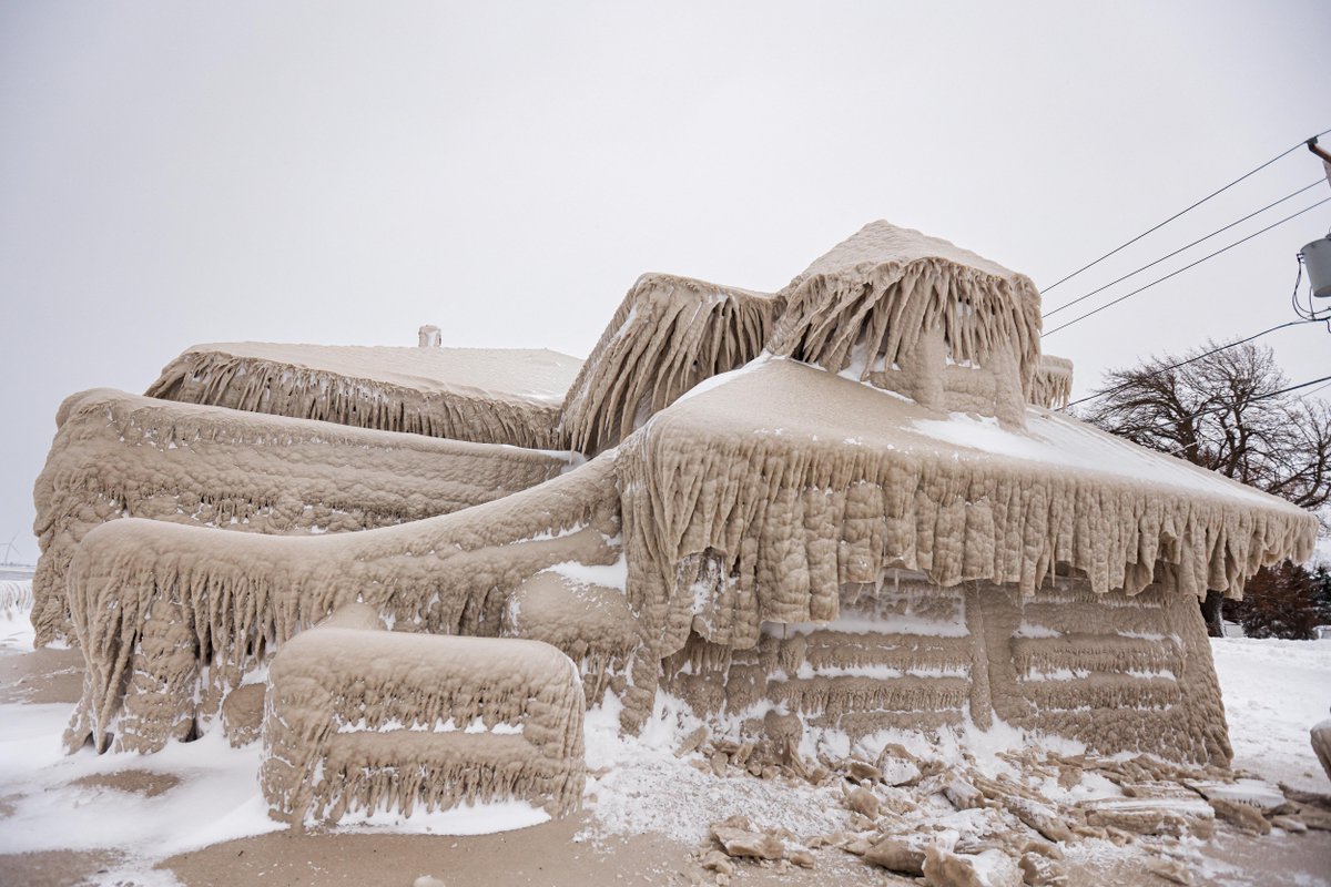 CBSNews's tweet photo. Millions of Americans have endured a winter storm that forecasters said was nearly unprecedented in its scope. These pictures show the ice that formed over a restaurant in Hamberg, New York from the spray of Lake Erie waves. https://t.co/twLVO3nOHK
๐ธ: Lindsey DeDario / Reuters https://t.co/9eRQAys33P