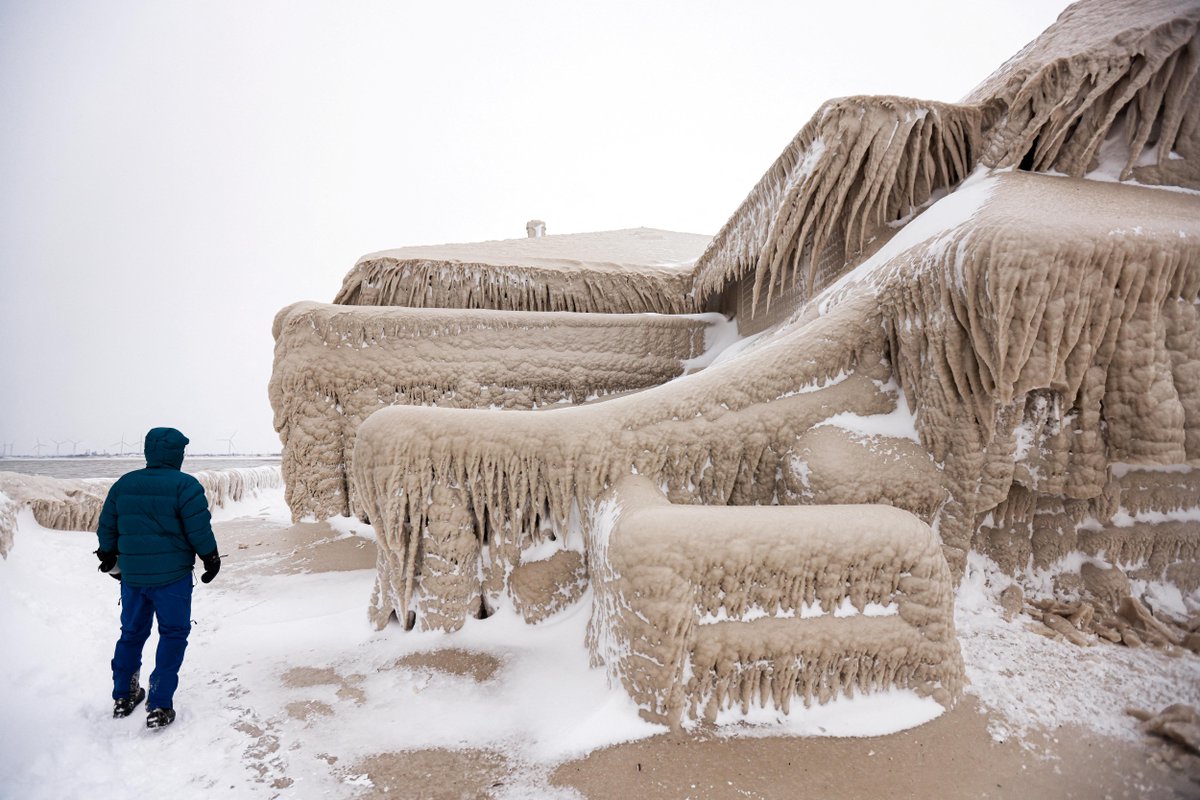 CBSNews's tweet photo. Millions of Americans have endured a winter storm that forecasters said was nearly unprecedented in its scope. These pictures show the ice that formed over a restaurant in Hamberg, New York from the spray of Lake Erie waves. https://t.co/twLVO3nOHK
๐ธ: Lindsey DeDario / Reuters https://t.co/9eRQAys33P
