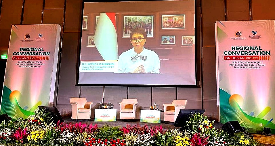 BahrainEmbIND's tweet image. حضور سعادة السفير السيد أحمد عبدالله الهاجري الحوار الاقليمي وموضوعه الالتزام بحقوق الانسان بتنظيم من وزارة الخارجية الإندونيسية.
HE Ambassador Ahmed Abdulla AlHajeri attended the Regional Conversation on Upholding Human Rights organized by the Indonesian Foreign Ministry.