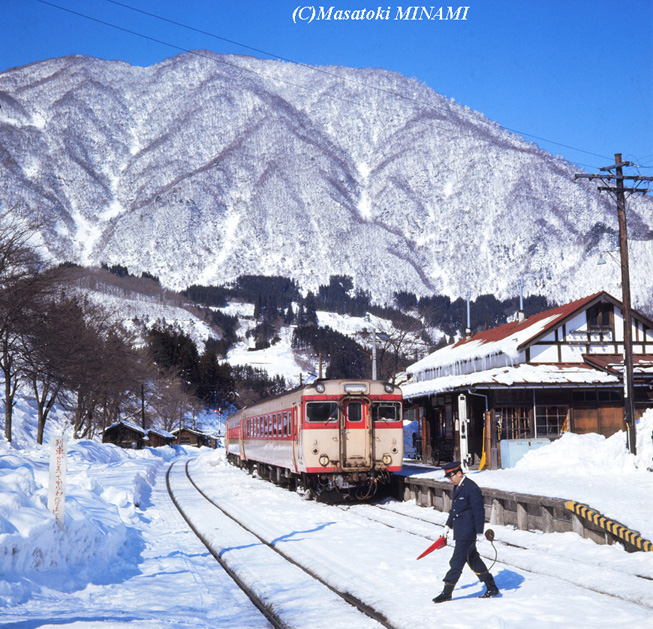 MasatokiRail's tweet photo. 新雪と気動車と駅長さん。
国鉄会津線湯野上駅　昭和48(1973)年1月
この時代、会津の国鉄線内は“気動車王国”でした。キハ10系やキハ58系が混成で走行して「キハ」マニアにはたまりません。もっとも当時はキハ撮り鉄なんて皆無でしたが。 https://t.co/6UpaAhRZAk