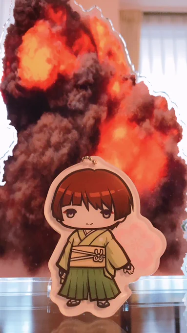楽しみにしてた爆破アクスタが届きましたこれを背景に置くだけで一気に迫力が!!(実際のサイズ比は3枚目くらい) 