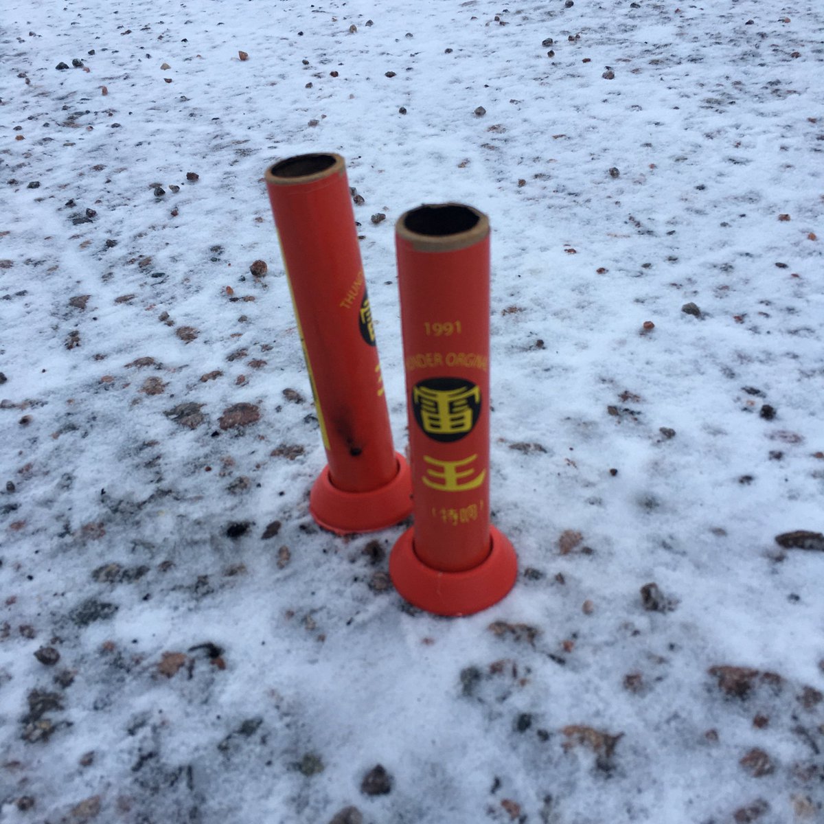 Antaisitko tänä vuonna raketteihin varatut rahat Ukrainaan? Ympäristö ja Ukraina kiittäisivät. #plogging #raketit #ukraina #uusivuosi