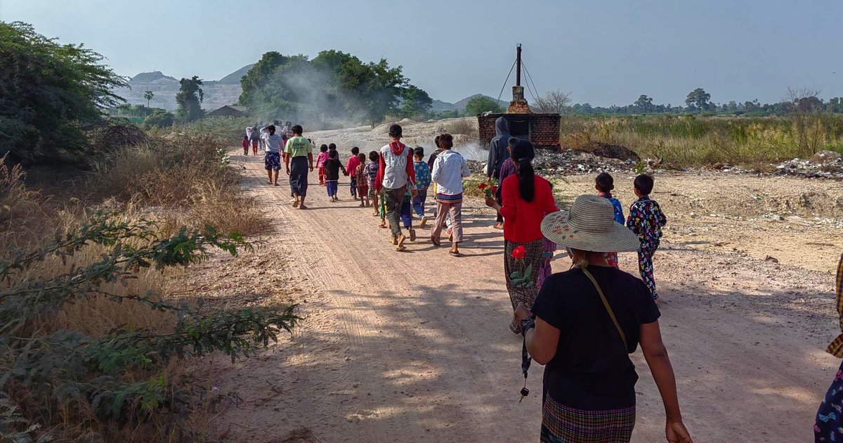 KYITHAR95368969's tweet photo. Revolutionary residents from #Yinmarbin &amp; #Salingyi Twps, #Sagaing , staged a joint protest of 656-day to overthrow the #MilitaryDictatorship on Dec27.

#PTT_MustStopPaymentToJunta 
#BoycottPTT            
#2022Dec27Coup                           
#WhatsHappeningInMyanmar https://t.co/7kqj0fd3Uw