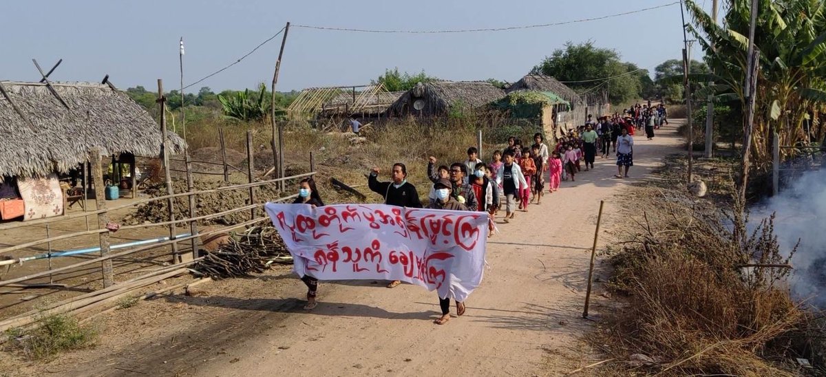 KYITHAR95368969's tweet photo. Revolutionary residents from #Yinmarbin &amp; #Salingyi Twps, #Sagaing , staged a joint protest of 656-day to overthrow the #MilitaryDictatorship on Dec27.

#PTT_MustStopPaymentToJunta 
#BoycottPTT            
#2022Dec27Coup                           
#WhatsHappeningInMyanmar https://t.co/7kqj0fd3Uw