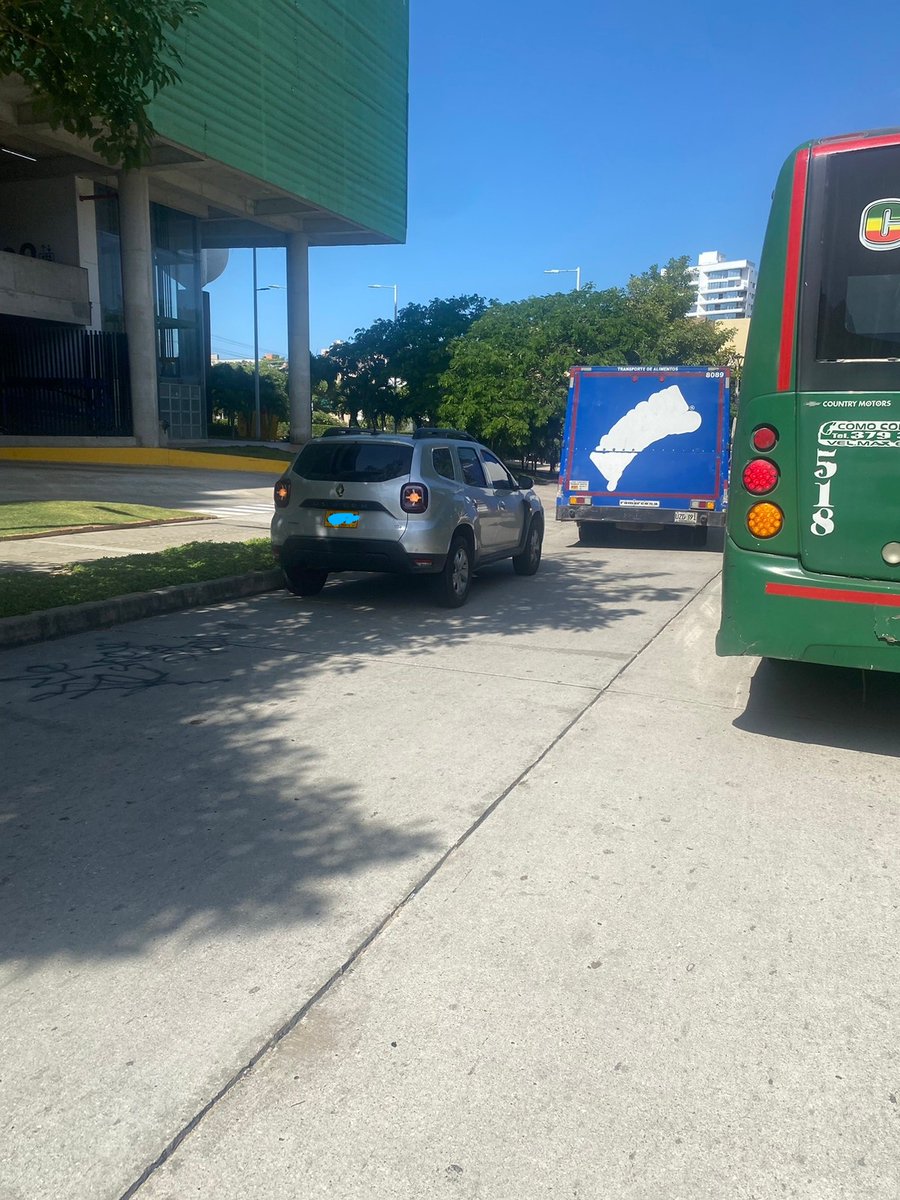 tayronendo's tweet photo. Señores @postobonoficial @SSociedades el día de hoy carro de Postobón en Barranquilla invade carril de izquierda a derecha con semáforo cambiando a rojo, causa daños de nuestro carro, llega @GRUPOSURA y el conductor no acepta responsabilidad y listo no pasa nada. https://t.co/PdF4GMJ3F5
