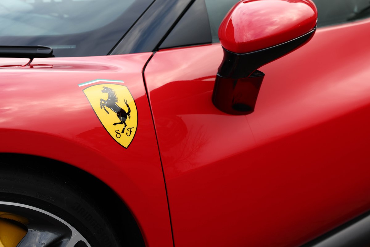 MeridienModena's tweet photo. This 296 GTB is covered in Carbon Fibre - so dreamy 🤤
#Ferrari #FerrariUK #Ferrari296GTB #296GTB #DreamCar #CarLife #CarwithoutLimits https://t.co/TBuWDsk67F