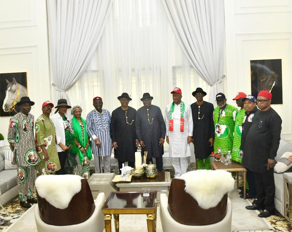 wilde_sugar's tweet photo. @ruffydfire This tweet can be likened to Tinubu who loves to be cheered wherever he goes even when his speech isn't coherent. And the hands shake and wobble when he walks. 

We are wiser now!! 

We are future is at stake, we can't be mumued again E don do. https://t.co/aieVI6WxgB
