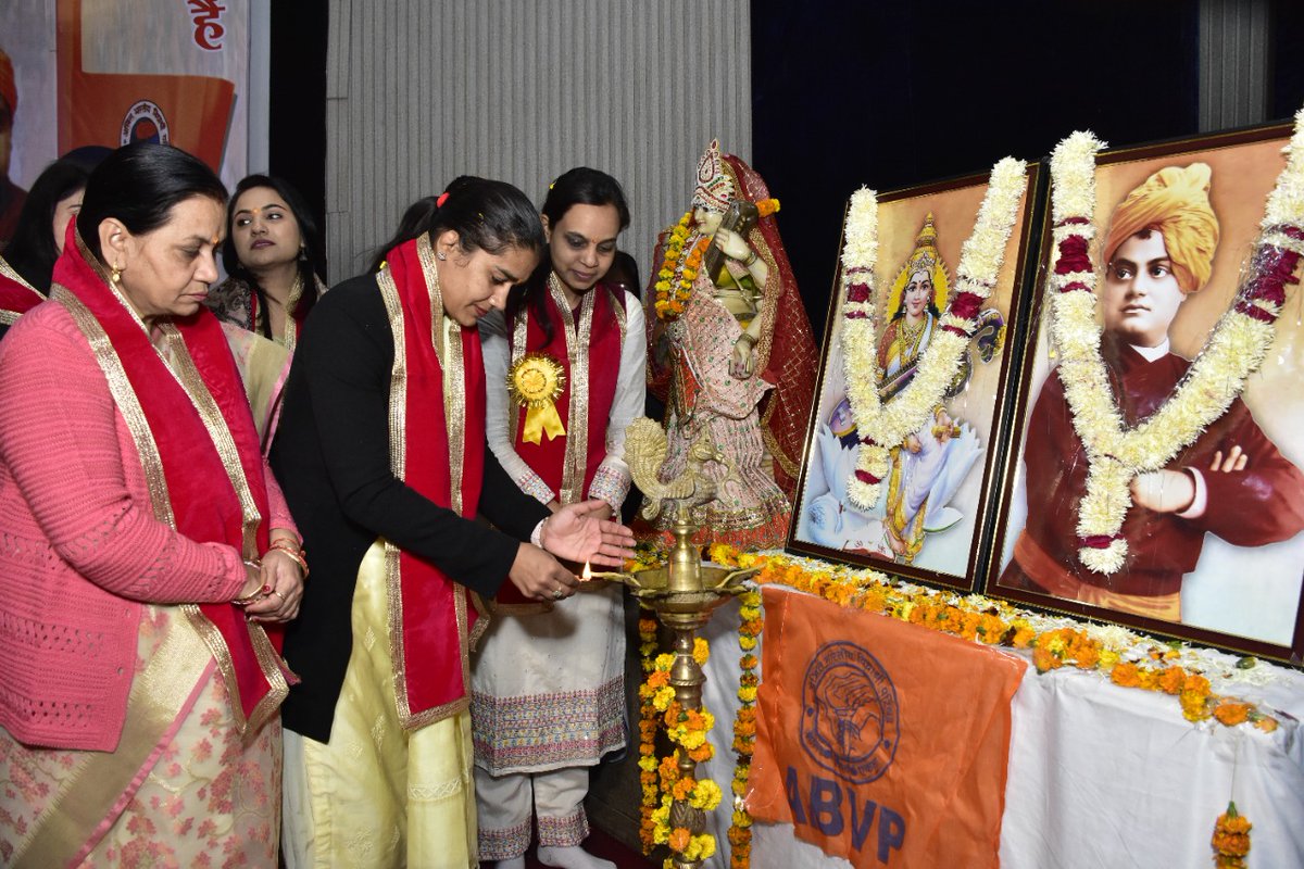 ABVPVoice's tweet image. ब्रज प्रांत में अभाविप अलीगढ़ महानगर इकाई द्वारा छात्रा सम्मेलन का आयोजन किया गया जिसमें स्वावलंबी भारत में छात्राओं की भूमिका सहित विभिन्न विषयों पर चर्चा की गई। सम्मेलन में अंतरराष्ट्रीय महिला पहलवान श्रीमती @BabitaPhogat विशेष रूप से उपस्थित रहीं।