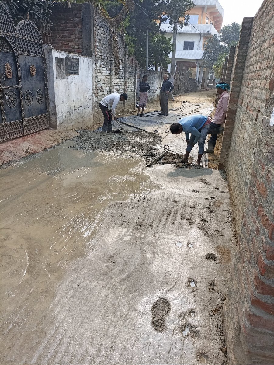 ekaurbihari's tweet photo. @Anand_IAS2013  श्री मान ये देखिये किस तरह से मिट्टी और पन्नी डाल के रोड धलैया किया जा रहा है, अतः श्रीमान आपसे सविनय निवेदन है की आप इसका संग्यान लें। विद्यापति नगर वार्ड नम्बर16 नियर प्रियदर्शी विवाह भवन ।
यहां पे ठीकेदार अपना मनमानी कर रहा है।
@NitishKumar https://t.co/wHJfqMIOtX
