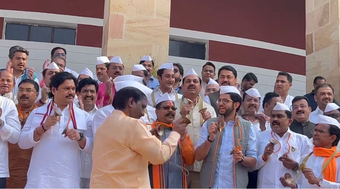 प्रत्येक दिवशी ह्या घटनाबाह्य सरकारच्या गद्दार गटातल्या मंत्र्यांचे घोटाळे आणि गैरव्यवहार लोकांसमोर येत आहेत. ह्यांच्या हकालपट्टीसाठी आज मविआ च्या आमदारांनी जोरदार भजनी आंदोलन केले.