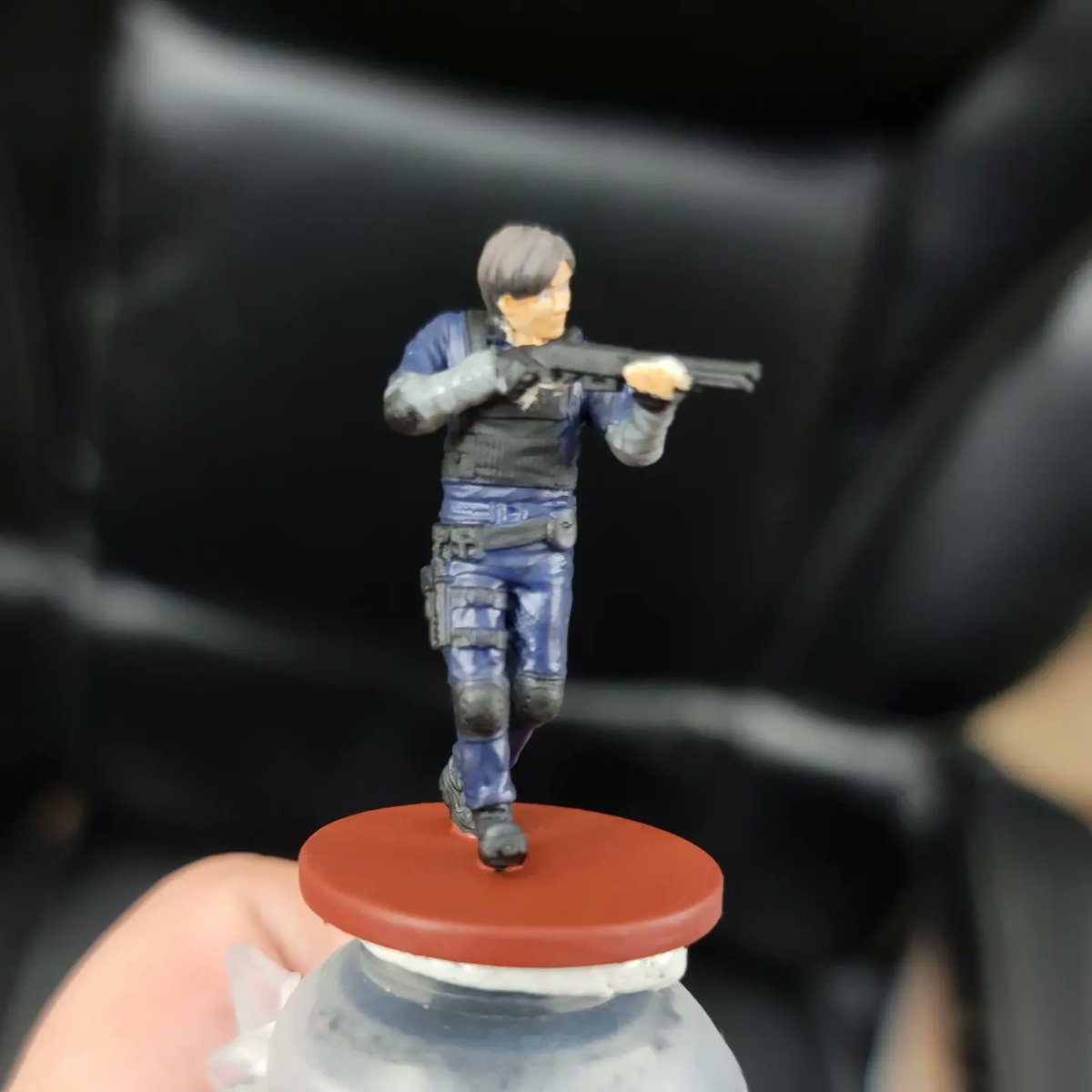 Any Leon fans? #hobbystreak day 360 #leonskennedy #miniaturemonday #residentevil2  #residentevil #reboardgame #re2boardgame #re2 #paintingresidentevil #miniatures #miniaturepainting #minipainting #paintingboardgames