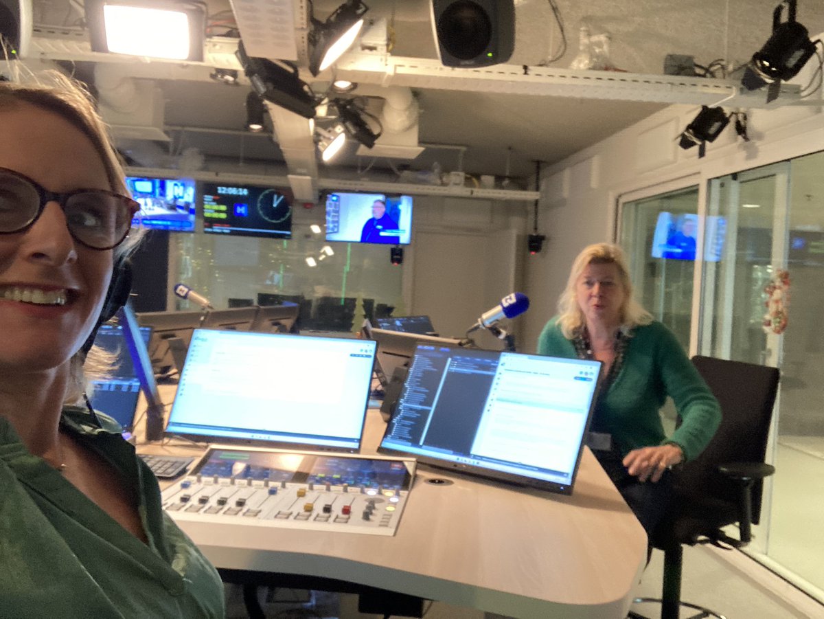 De groene ladies ( presentatie &amp; regie) zijn weer klaar voor een fijne show op radio ! 88.9/93.3 #llunchroom! <a href="/NHNieuws/">NH Nieuws</a>