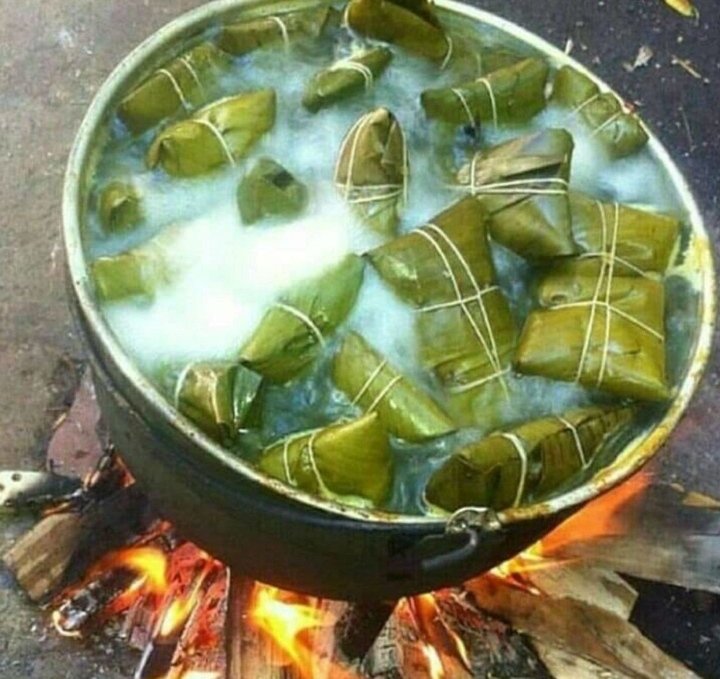ReporteYa's tweet photo. #16Dic #Hallacas 
@abramartti: "¿Será cierto que las hallacas cocinadas en horno de leña a la intemperie son más deliciosas?
¿Las han probado así?" https://t.co/2olevbKCIO