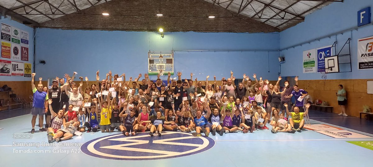 ClubFerroDeOlav's tweet photo. Imágenes del cierre de año, de este miércoles, de escuelita, pre mini y mini, varones y mujeres 🙌🏀 https://t.co/P9fMrlWEEi
