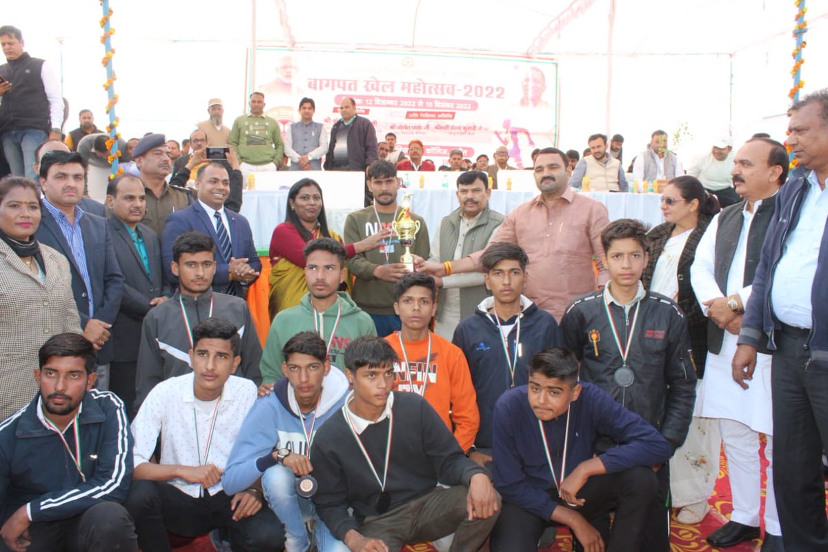 BagpatDm's tweet photo. बागपत खेल महोत्सव समापन के अवसर पर आज माo राज्य मंत्री @KPMalik_BJP , माo विधायक @IYogeshDhama  जी व @CommissionerMe3  श्रीमती @jselvakumari  जी ने प्रतिभाशाली खिलाड़ियों को मोमेंटो,मेडल देकर सम्मानित कर खिलाड़ियों का उत्साह वर्धन किया।
@UPGovt
@InfoDeptUP https://t.co/iM3ESfta1M