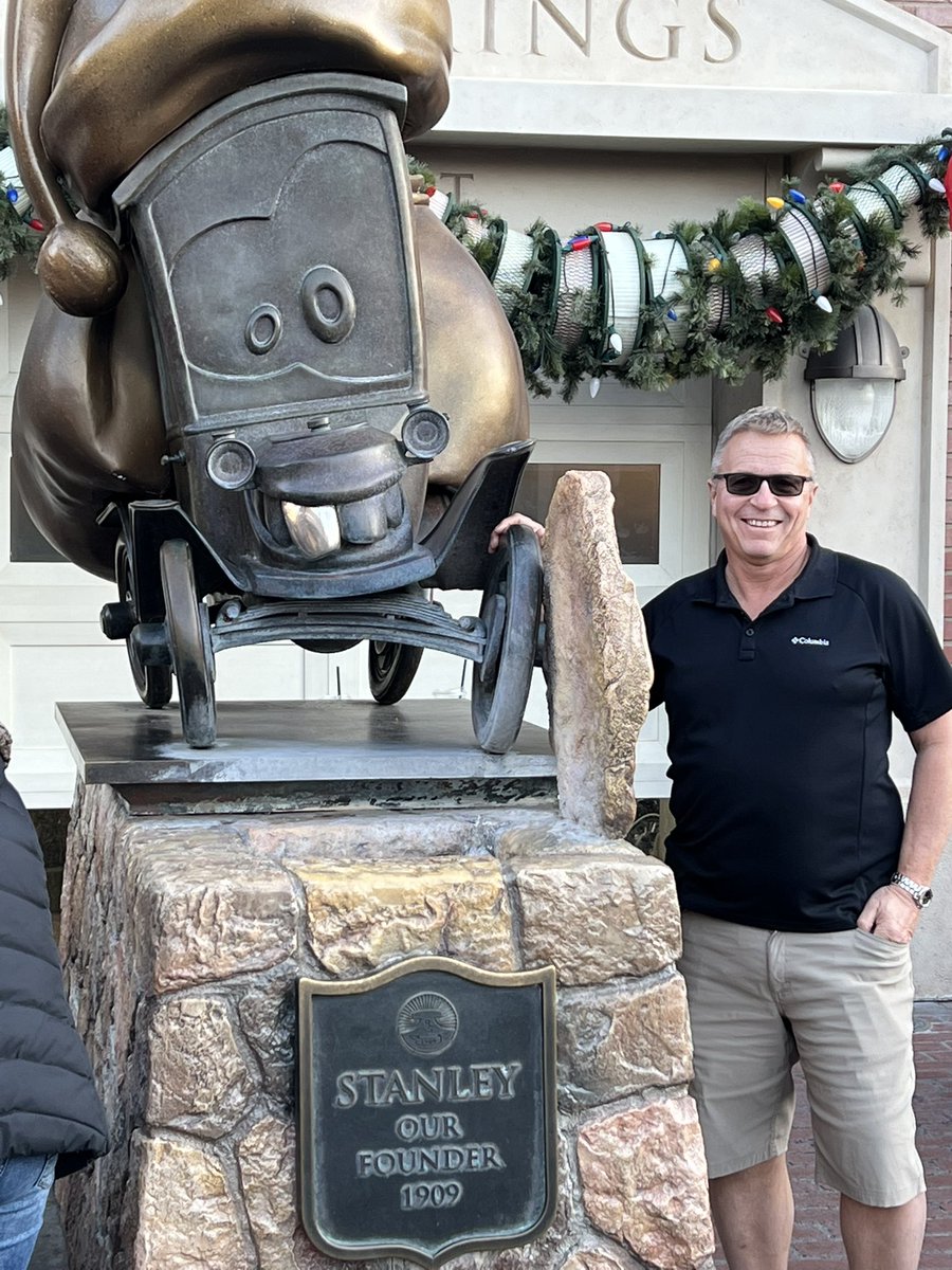GauvinVic's tweet photo. These pictures and videos certainly don’t do this place justice but let me just say that the Christmas Season is a great time to visit Disneyland. 🎄 https://t.co/swUYBA9g8C