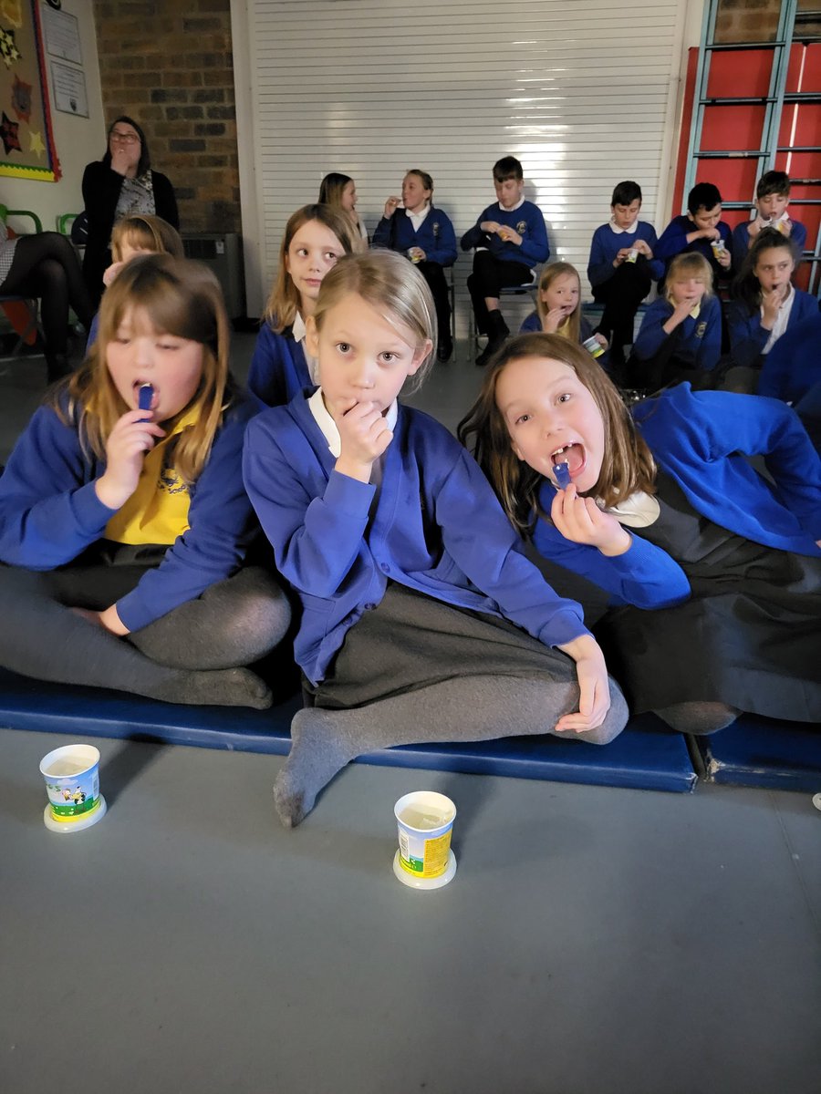 MrsH_HCPS's tweet photo. @HuttonCran Yr 4 enjoying that panto and ice cream! Thank you @HuttCransFOTS #santalive π https://t.co/XUXdhyyoYF