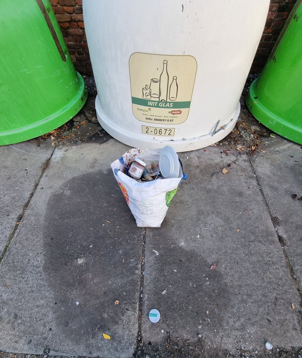 RudiHallet's tweet photo. Niet echt mooie βοΈ winterfoto's, maar trieste realiteit.
Gisteren of eergisteren pas opgeruimd, en deze morgen weer 2 zakken netjes neergezet voor de glascontainers. GEEN RESPECT.
Ik heb het daar moeilijk mee π€.
Jullie ook π€?
#WinterLanden
#Ecowerf https://t.co/Q6NMN4TPh1