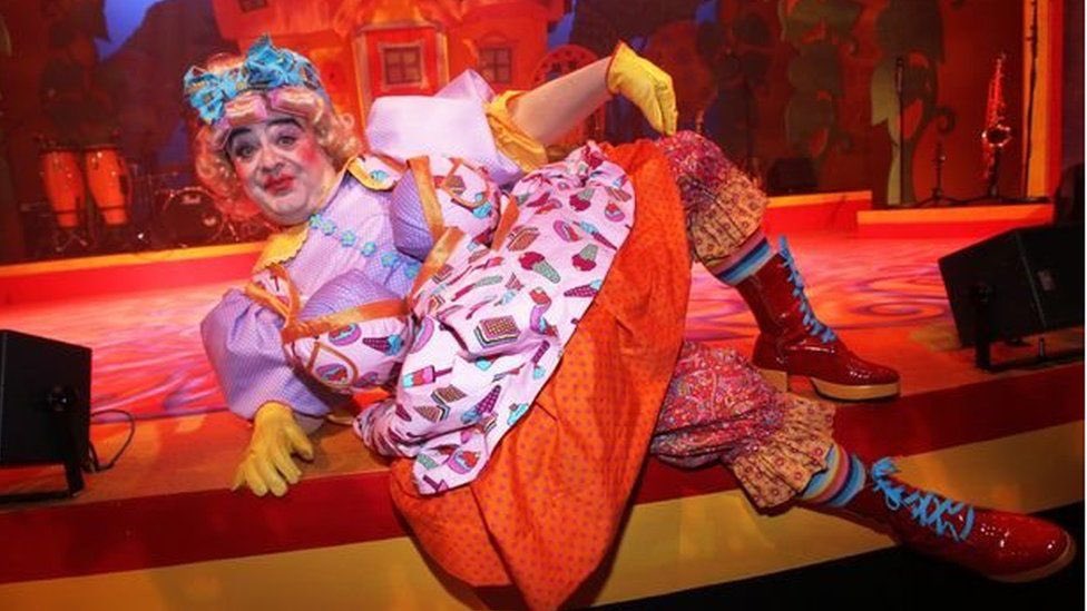 RealShanCothi's tweet photo. Ma da fi gystadleuaeth bore ma bois bach. Gai ddim gair mewn rhwng y corsets a’r blwmers @sarahcooktorch @PhilHarries #panto #dame @TorchTheatre @ClwydTweets 🤪👌Hefyd sylw i Newid Byd da Helen Gwenllian, ar y moroedd yn canu da Kayleigh Marie a sylw i gor @corCF1 @BBCRadioCymru https://t.co/CwNSpxUU94