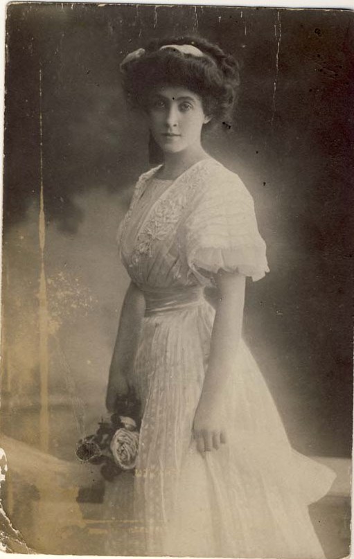BibDigiNat's tweet photo. În 15 dec. 1887 se naște #Cella #Delavrancea – #pianistă și #scriitoare, fiica scriitorului Barbu Ștefănescu Delavrancea.
A concertat în Europa, adesea în duet cu George #Enescu.
Debutul literar a avut loc în 1929, în revista „Bilete de papagal” a lui Tudor #Arghezi.
FOTO 66837 https://t.co/0MZUAZVCPp