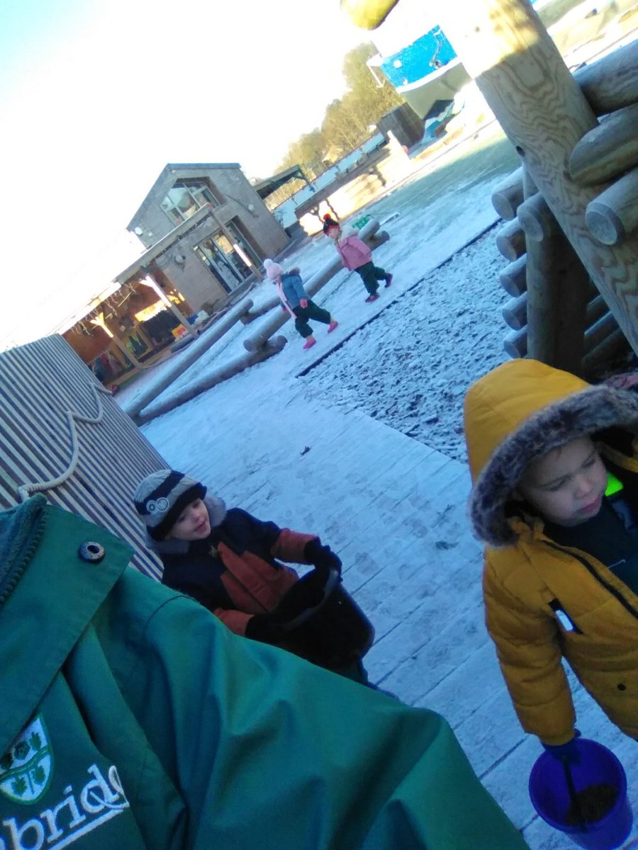 #Kingfishersclass have been out this morning feeding the birds. We have been spotting a little robin regularly  that we hope to see again! 🪶🪱
#EYFS #Outdoorlearning #riverschool